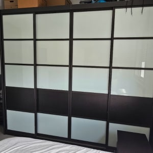 ארון הזזה גדול עם דלתות זכוכית כהות