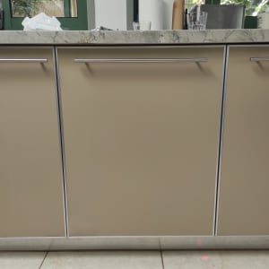 ארונות מטבח עם משטח שיש וכלים על השיש