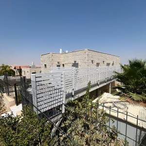 גדר עץ לבנה עם צמחייה מסביב