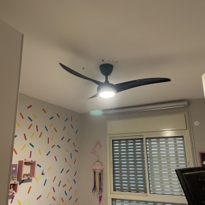 מאוורר תקרה עם תאורה דולקת בחדר