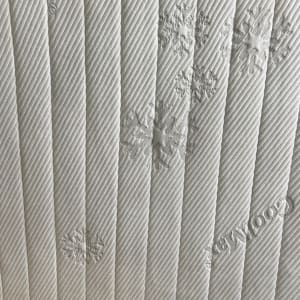 מזרן עם דוגמת פתיתי שלג על רקע פסים