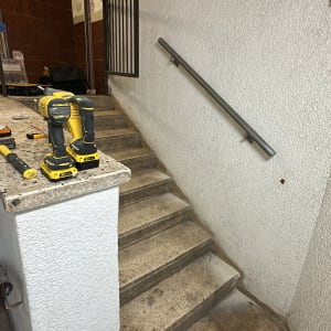 מקדחות וכלי עבודה על מדרגות