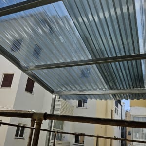 מסגרת מתכת עם גג פלסטיק שקוף