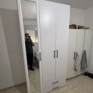 ארון בגדים עם מראה בחדר שינה