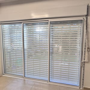 ויטרינת אלומיניום הזזה בעלת שלושה כנפיים עם תריס גלילה