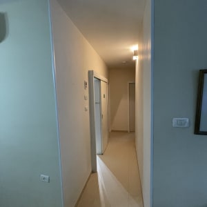 מסדרון עם דלתות ותאורה על הקיר