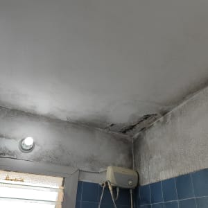 תקרה עם כתמי רטיבות וקילופי צבע