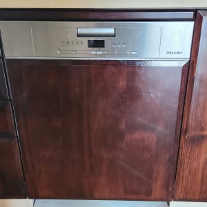 ארונות עץ כהים עם ידיות מתכת