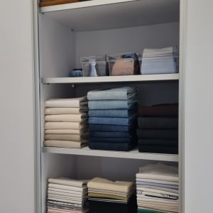 ארון בגדים מסודר עם בגדים מקופלים