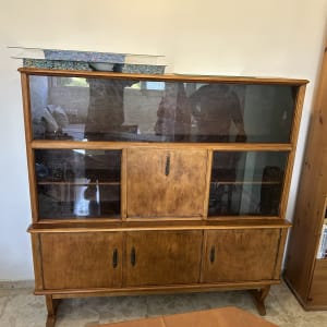 ריפוד צבעוני מונח על ארון עץ