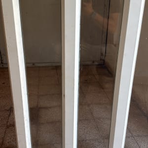 דלת זכוכית עם מסגרת לבנה