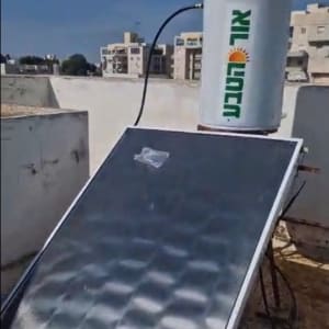 דוד שמש ומערכת סולארית על גג בניין