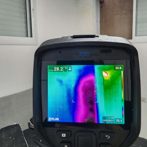 מצלמה תרמית מציגה אזור עם שינויי טמפרטורה