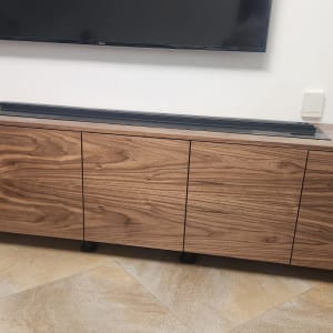 ארון עץ מעוצב עם דלתות, טלוויזיה תלויה מעל