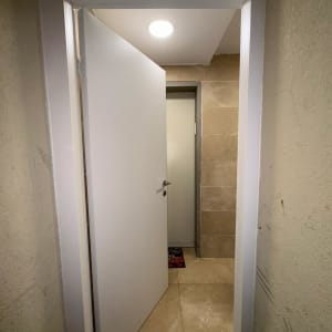 דלת פתוחה במסדרון עם תאורה עליונה