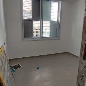 חלון אלומיניום עם תריסים בחדר ריק