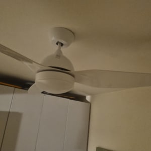 מאוורר תקרה לבן מותקן על תקרה בחדר