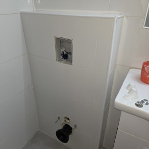 התקנת צנרת ואביזרי אינסטלציה בחדר אמבטיה