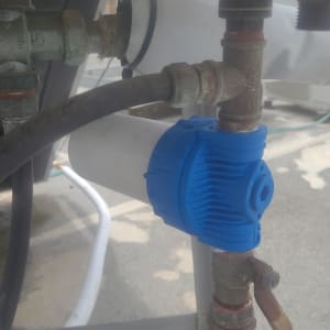 צנרת עם ברז כחול ומחברים מתכתיים