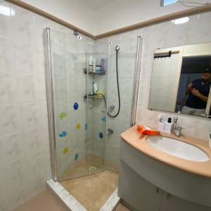 מקלחון זכוכית עם מדפים ומדבקות צבעוניות