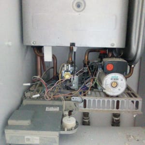 מערכת גז או חימום עם צינורות וחלקים טכניים