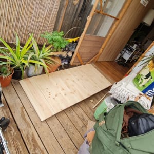 רמפה מעץ על רצפת עץ ליד כיסא גלגלים