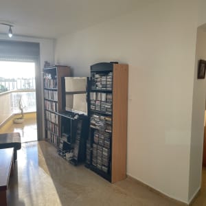 קיר לבן חלק ללא אלמנטים של ציור