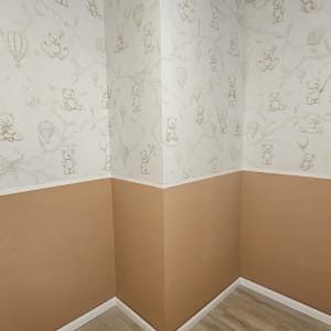 קיר עם טפט דובונים ועיצוב חצי קיר בצבע חום