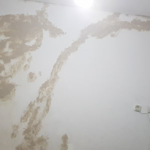 קיר עם טיח מתקלף לפני צביעה