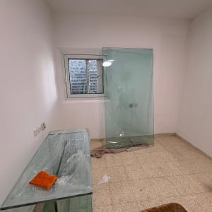 חדר עם זכוכית וכלי עבודה על הרצפה