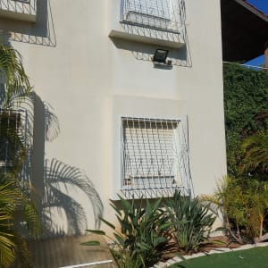 קיר חיצוני עם סורגים ותריסים סגורים