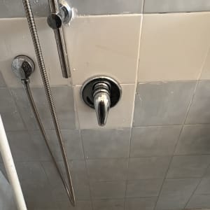 מקלחת עם ברז וכפתור מים