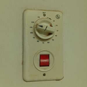 תרמוסטט של דוד שמש על קיר