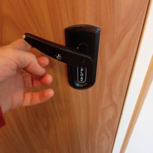 ידית דלת עם מנעול על דלת עץ