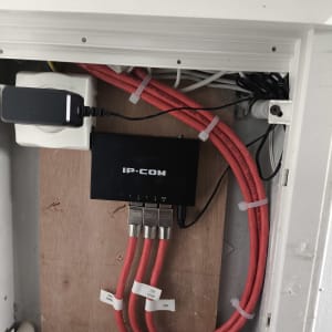 ארון תקשורת עם כבלים ומכשיר IP-COM