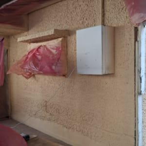 קיר חיצוני עם כיסוי פלסטיק ורשתות