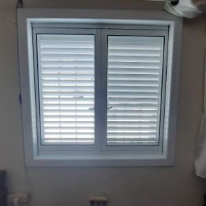 חלון אלומיניום עם תריסים סגורים