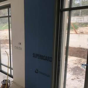 לוח גבס כחול מותקן על קיר פנימי