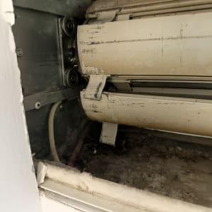 מנגנון פנימי של תריס גלילה חשמלי בתוך ארגז תריס פתוח