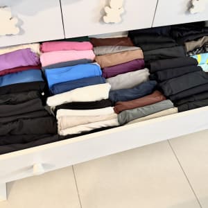 מגירה עם בגדים מקופלים בצבעים שונים