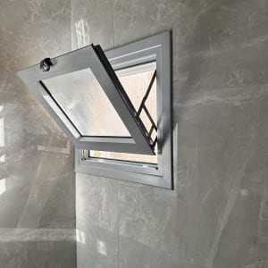 חלון אלומיניום פתוח על קיר שיש אפור