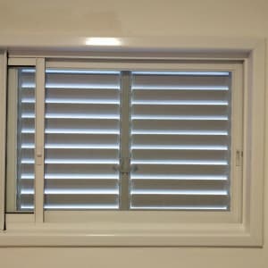 חלון אלומיניום עם תריסים סגורים