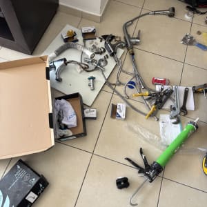 כלים וחלקים לתיקון נזילות על רצפה