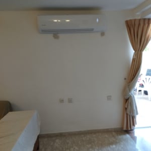 מזגן מותקן על קיר לבן בחדר