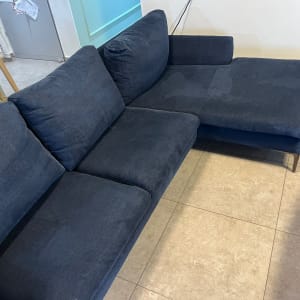 ספה כחולה עם כתמים על הריפוד