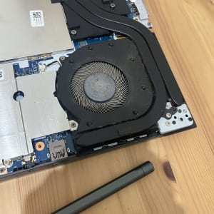 חלקי מחשב וכלי עבודה על שולחן עץ