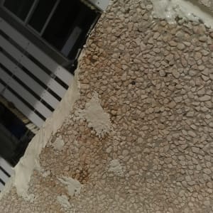 קיר עם חיפוי אבן וטיח לבן