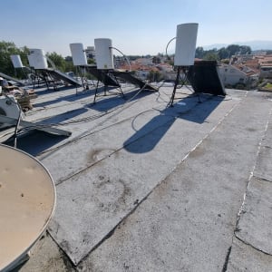 גג עם יריעות איטום ומיכלי מים סולאריים