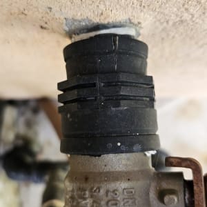 חיבור צינור פלסטיק לקיר עם ברז מתכת