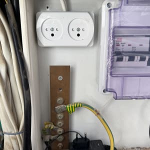 שקעי חשמל ולוח חשמל עם חוטים מחוברים